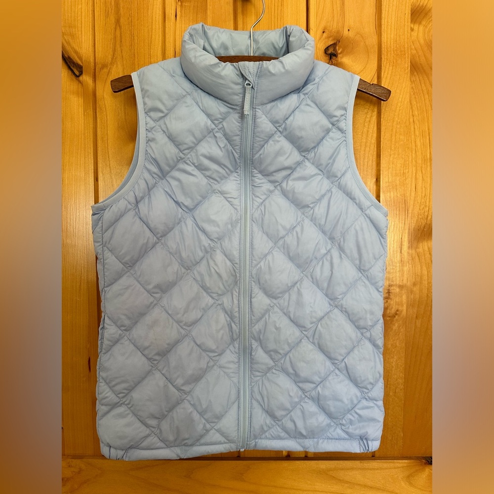 Uniqlo girls full zip puffer vest with side and inside pockets. Sky blue size 12